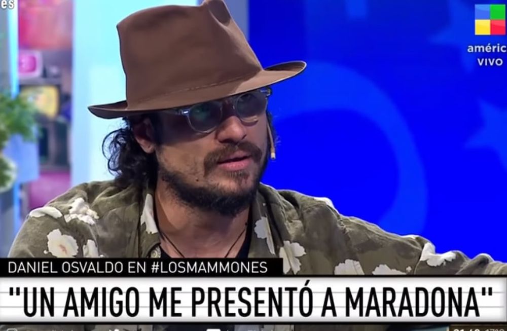 El ex futbolista fue tendencia en las redes por su visita a Jey Mammon.