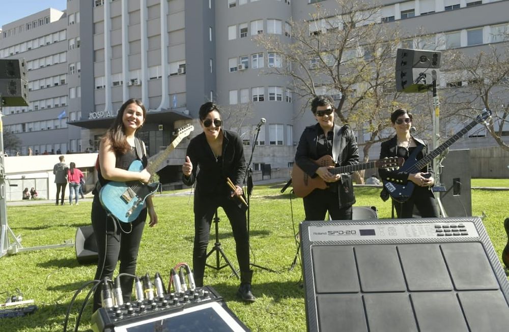 El grupo mendocino Lunas Morenas brindó un recital agasajo en los jardines del Hospital Central y para los trabajadores de la salud. Foto: Orlado Pelichotti / Los Andes
