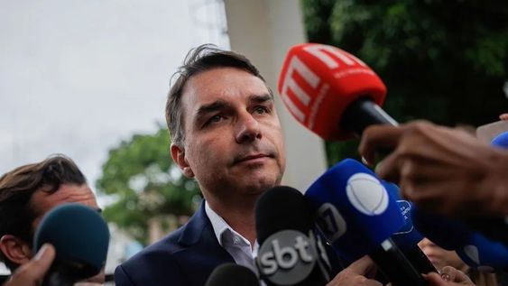 Flavio Bolsonaro, hijo de Jair Bolsonaro, intenta llegar a la presidencia de Brasil.