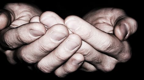 Manos unidas, cabeza gacha - Por Jorge Sosa