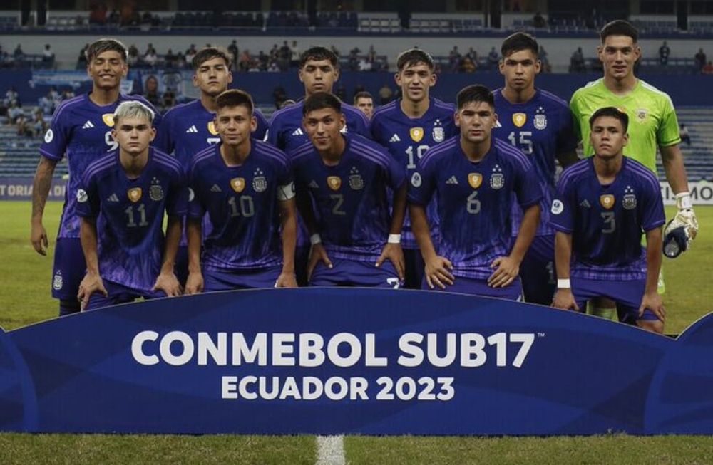 Argentina goleó a Perú y clasificó al hexagonal final con dos golazos del Diablito Etcheverri (10). / Gentileza.
