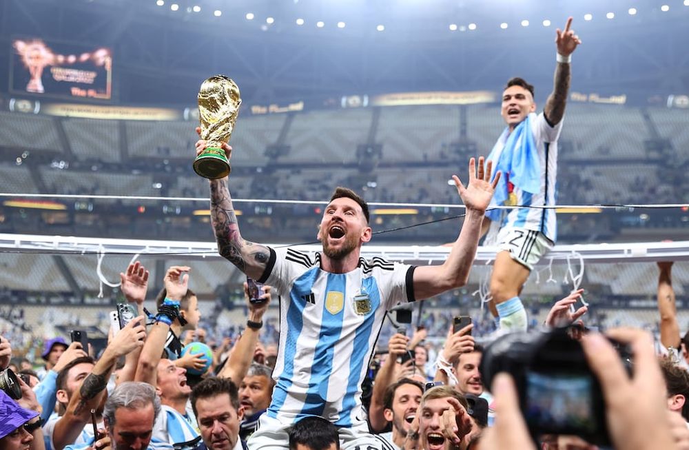 Lionel Messi celebra con la Copa del Mundo en sus manos. El momento más esperado. / Tom Weller