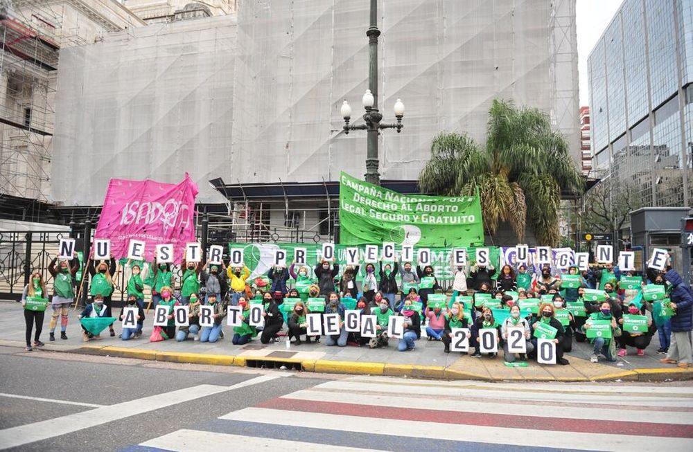 Mujeres de todo el país realizaron hoy una sentada para reclamar a los legisladores y legisladoras nacionales el tratamiento urgente del proyecto que garantice el aborto - Clarín