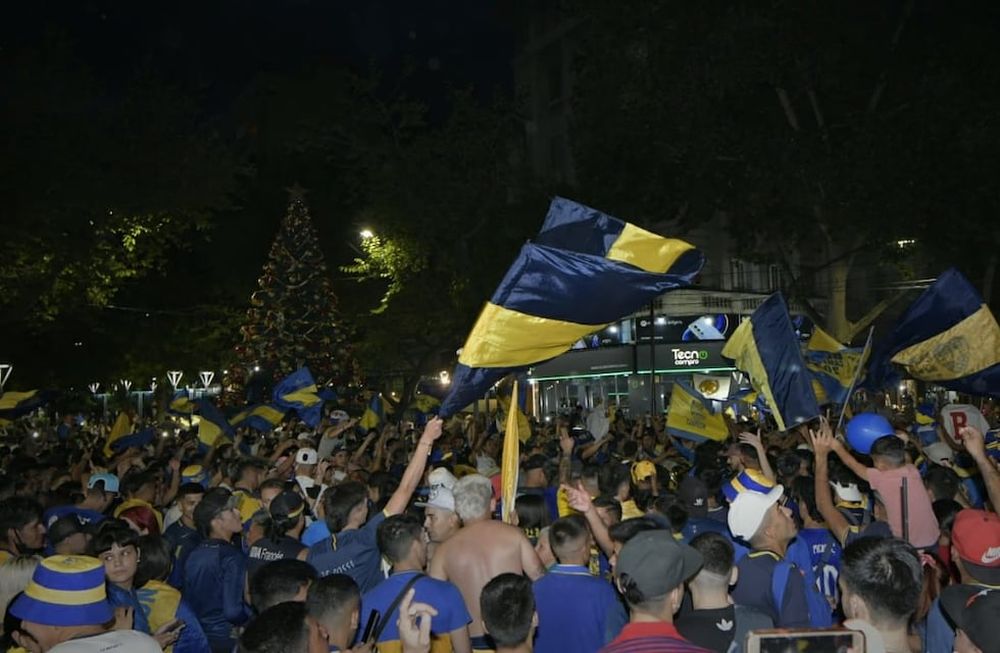 Festejos Hinchas de Boca en Peatonal y San Martín. Foto Orlando Pelichotti