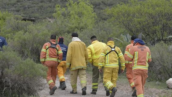 Trabajo de bomberos, brigadistas y policías para controlar los incendios en el piedemonte de Mendoza (Orlando Pelichotti / Los Andes)