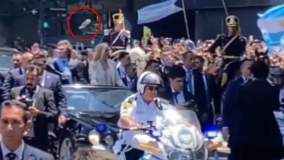 El botellazo que pasó cerca de Javier Milei.