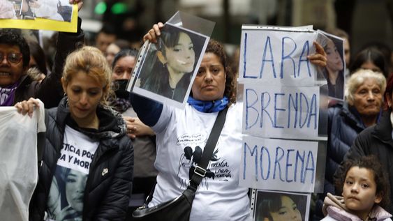 Marcha hasta el Congreso en reclamo por el triple femicidio en Florencio Varela