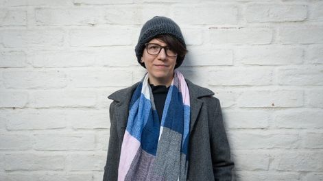 Los Andes | Jan Strappa trabaja en uno de los laboratorios de la UTN. En 2018 recibió su nueva partida de nacimiento donde no se consigna el sexo.   Foto: Ignacio Blanco / Los Andes.