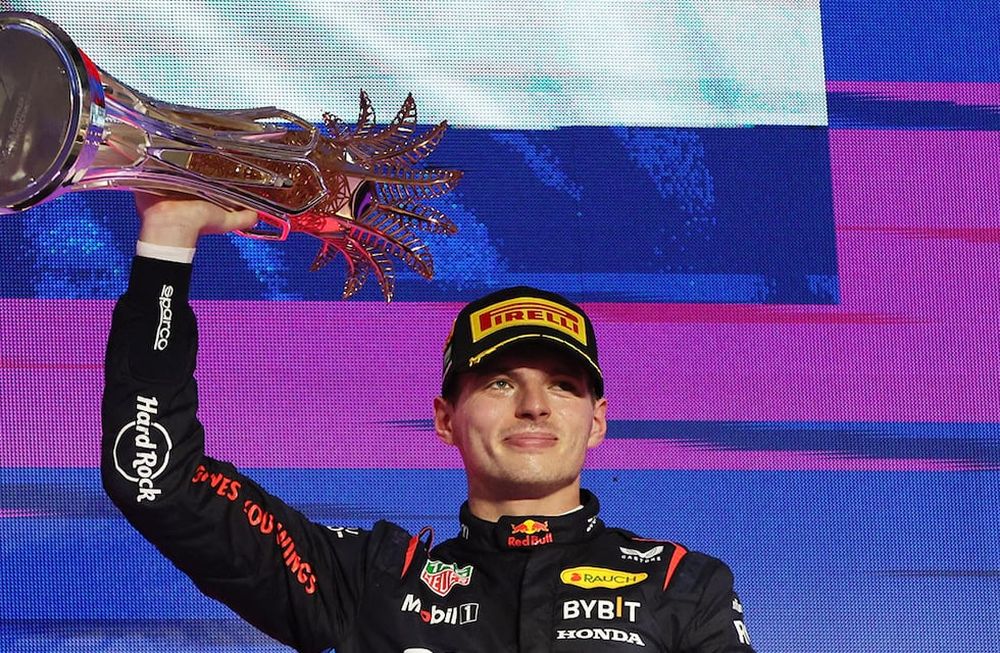 Jeddah (Saudi Arabia), 09/03/2024.- Winning Red Bull Racing driver Max Verstappen of Netherlands celebrates with the trophy on the podium after the Formula 1 Saudi Arabia Grand Prix at the Jeddah Corniche Circuit in Jeddah, Saudi Arabia, 09 March 2024. (Fórmula Uno, Países Bajos; Holanda, Arabia Saudita) EFE/EPA/ALI HAIDER