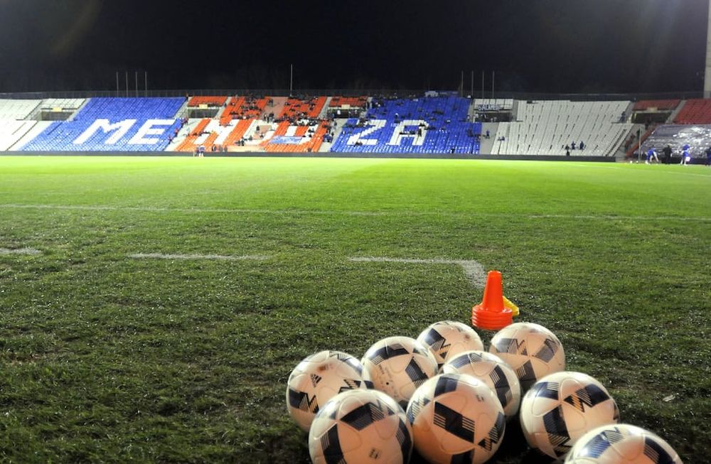 Muy lejos de la vida del Kun: la alternativa para los jugadores de ascenso es el puchero