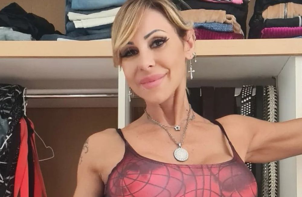 Mónica Farro se grabó desde la playa y le faltó poco para mostrar toda