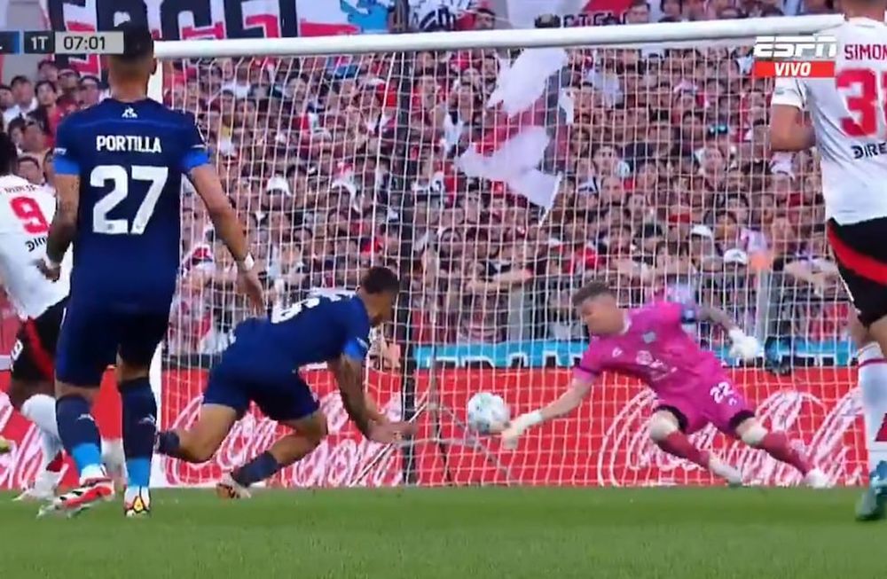 Guido Herrera y una atajada fundamental ante Borja en el primer tiempo del partido que Talleres le ganó a River en Buenos Aires. (Captura de TV)