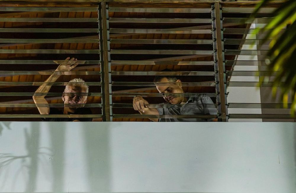 Fotografía de dos de los seis opositores venezolanos que se encuentran refugiados en la residencia oficial de la embajada de Argentina este lunes, en Caracas (Venezuela). Los opositores se encuentran refugiados desde el 26 de marzo y denunciaron que un grupo de policías pretende tomar el edificio diplomático. EFE/ Henry Chirinos