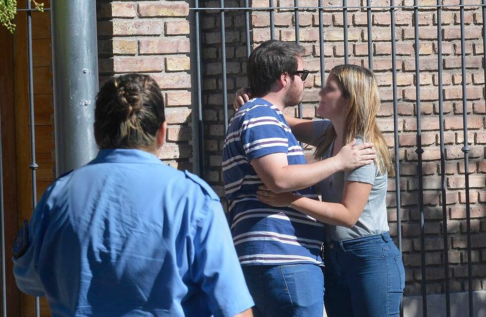 Lucio Hisa consternado y siendo contenido por una familiar, a pocas horas del asesinato de su madre. / Foto: Orlando Pelichotti/Archivo/Los Andes