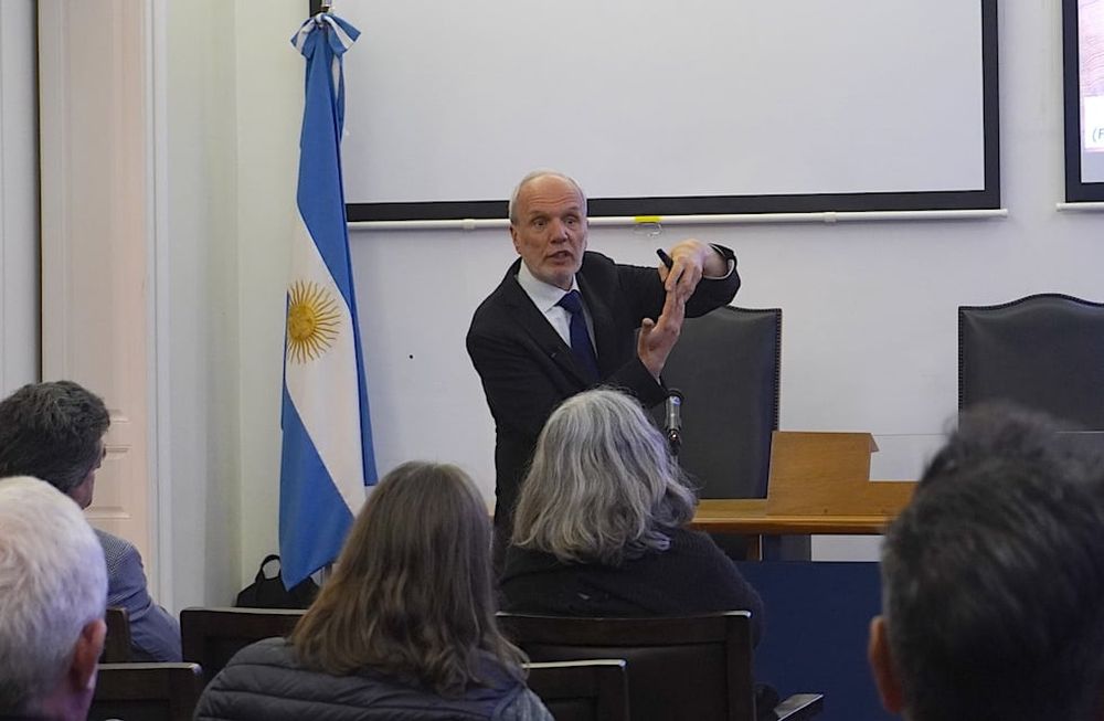 Ricardo Villalba durante su exposición sobre cambio climático y bosques nativos argentinos. Foto: Gentileza/Ancefn o Academia de Ciencias Exactas.
