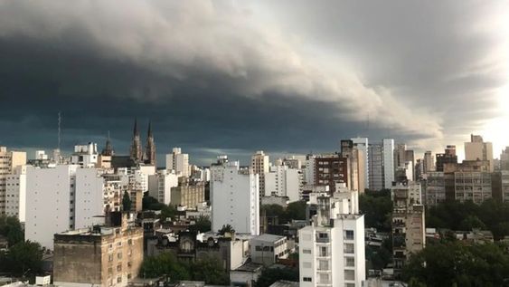 La tradicional Tormenta de Santa Rosa llegó a Mendoza, con un fin de semana de intensas lluvias, viento y un marcado descenso de la temperatura.