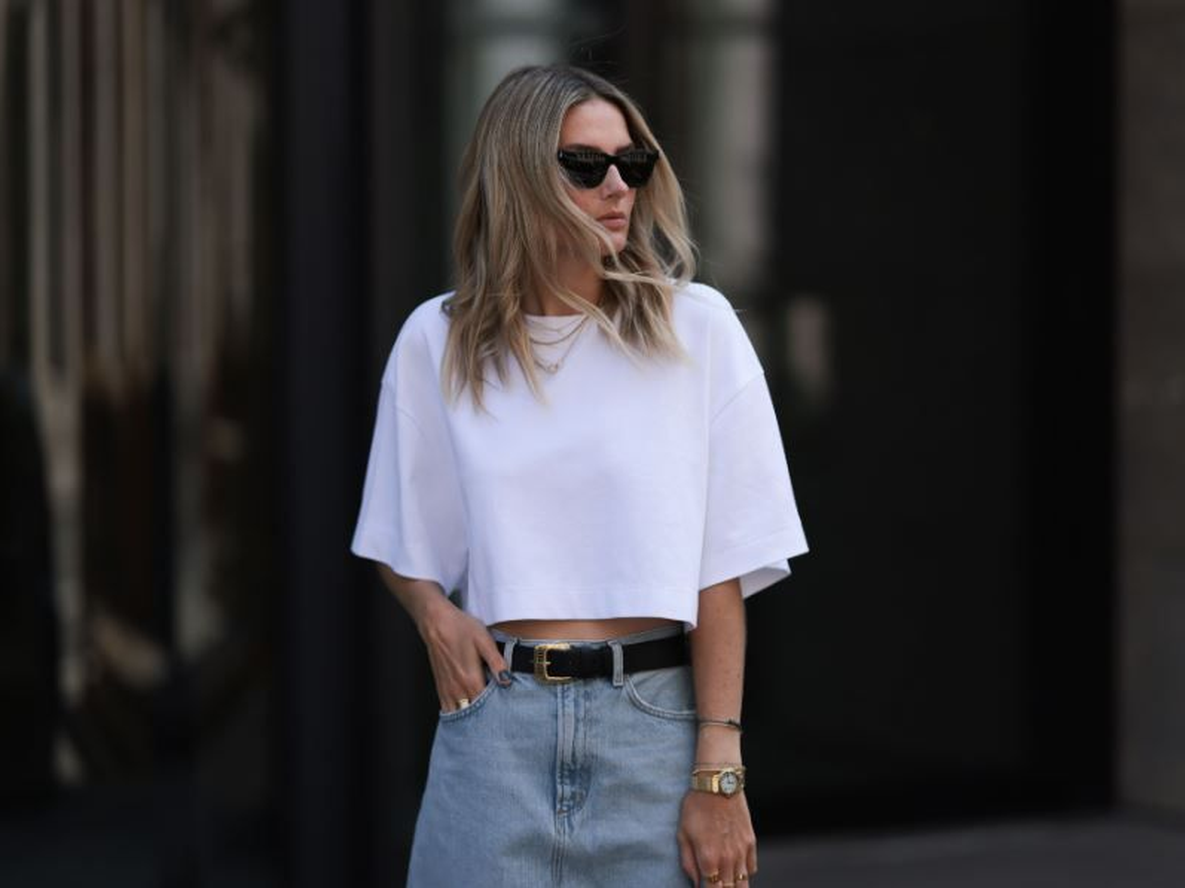 Cómo hacer que un conjunto básico de jeans y remera parezca caro