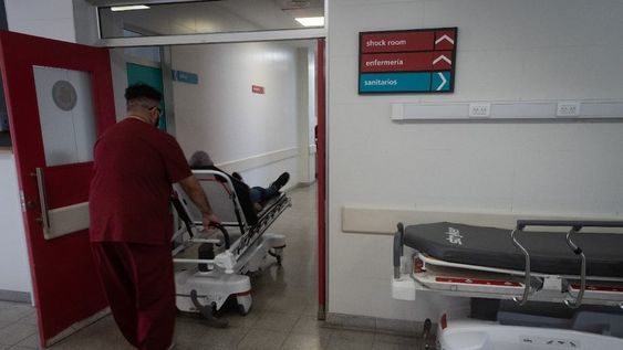Personal policial y del SEC, trasladaron al herido al Hospital Central donde ingresó a quirófano, con heridas que le afectaron a la vena aorta provocando un gran sangrado y falleció horas después por muerte cerebral.. | Foto: Los Andes