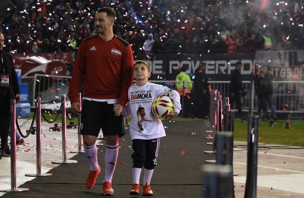 Mora tuvo su partido homenaje en el Monumental