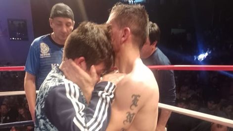 Reveco consuela a su hijo tras el final de la pelea. / Gentileza