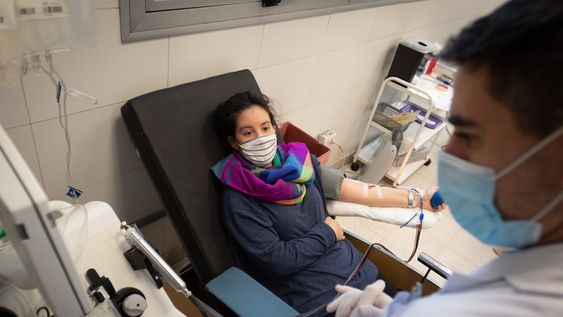 Luciana es residente de Clínica Médica de un hospital. fue diagnosticada con Covid-19, superó la enfermedad y se reincorporó a sus funciones. Ayer donó plasma en el Centro Regional de Hemoterapia. Foto: Ignacio Blanco / Los Andes
