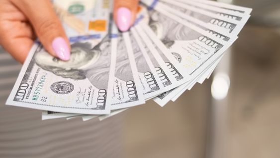 El dólar oficial volvió a rompero un récord y quedó al tope del techo de la banda.