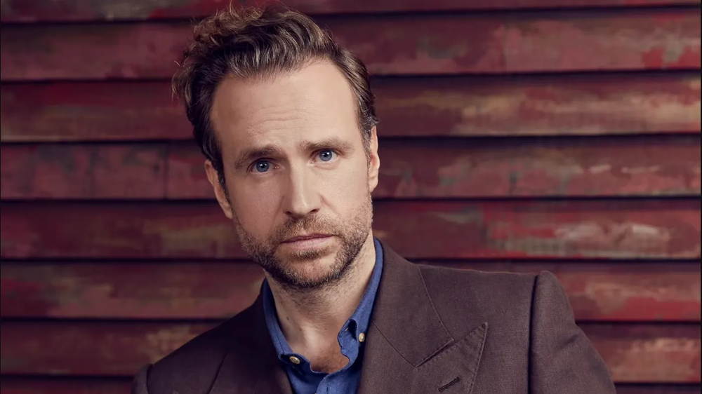 Rafe Spall, el encargado de interpretar a Arthur Weasley