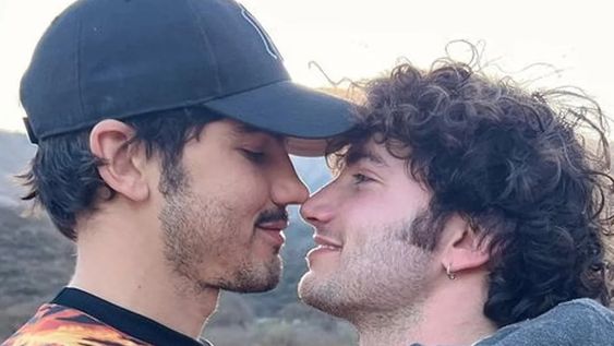 Toni Gelabert y Santiago Talledo, actores de ATAV 2, viven un tierno romance.
