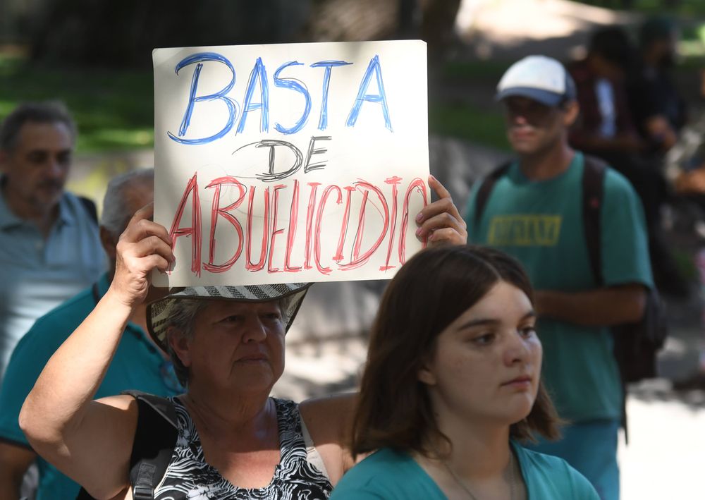 Jubilados marchan en Mendoza con apoyo de estudiantes y sindicatos. Foto: Ramiro Gomez.&nbsp;