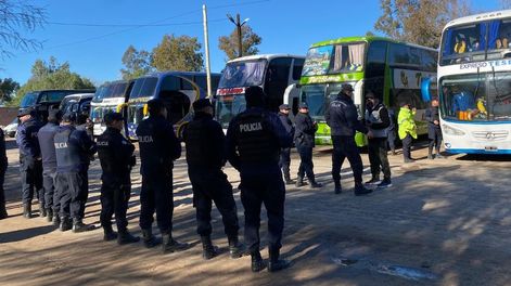 Prohibieron el ingreso de 60 hinchas de Almirante Brown por transportar armas y drogas. Foto: Ministerio de Seguridad.