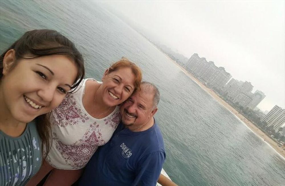 Milagros y Paola junto a Carlos, mientras todavía eran un equipo de tres. Carlos falleció a finales del 2019, dejando a las dos mujeres con la necesidad de superar otra pérdida.
