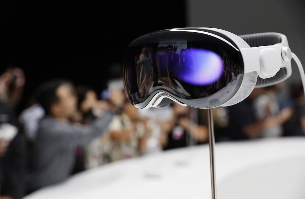 El Apple Vision Pro en exhibición mientras los desarrolladores y los miembros de los medios fotografían y examinan los productos después del discurso de apertura de la Conferencia Mundial de Desarrolladores de Apple (WWDC) de 2023 en el campus de Apple Park en Cupertino, California, EE. UU. Foto: EFE/EPA/JOHN G. MABANGLO