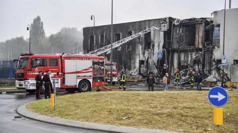Los Andes | Bomberos trabajan en el lugar de un accidente de avión, en el suburbio de San Donato Milanese de Milán, Italia. (AP)