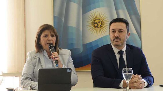 Bullrich anunció su apoyo a Milei para el balotaje: “Cuando la patria está en peligro todo está permitido” (Clarín)
