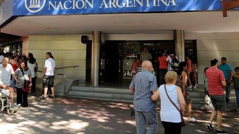 Los Andes | Durante la crisis 2001 y luego de anunciado el corralito la gente se agolpaba frente a los bancos para saber cuando les devolverían sus depósitos. Imagen Ilustrativa. Archivo Los Andes