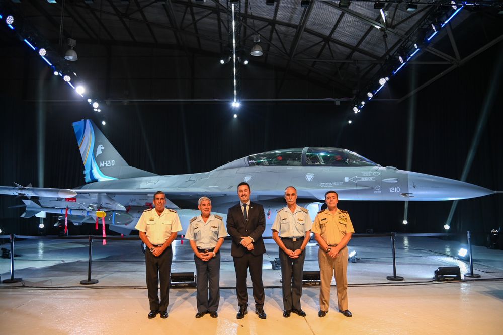 El ministro de Defensa Luis Petri junto al Jefe del Estado Mayor Conjunto de las Fuerzas Armadas (EMCFFAA), Brigadier Xavier Isaac, el Jefe de la Fuerza Aérea, brigadier Gustavo Javier Valverde, el Jefe del Ejército, General Carlos Presti y el Jefe de la Armada, Contraalmirante Carlos Allievi.