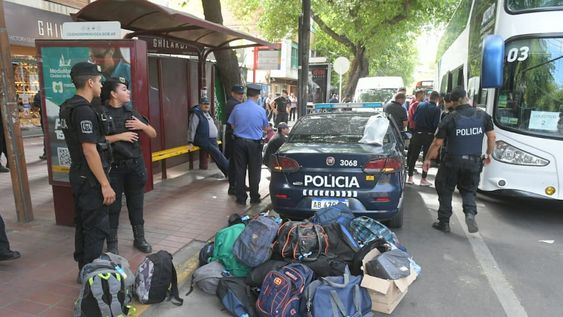 Video: feroz pelea entre sindicalistas mendocinos y cordobeses en pleno Centro de Mendoza