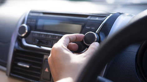 La ciencia explica los motivos de bajar el volumen o apagar la radio al estacionar.