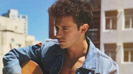 Ruggero Pasquarelli está enfrascado totalmente en su carrera musical y acaba de lanzar su cuarto single: Dos extraños.