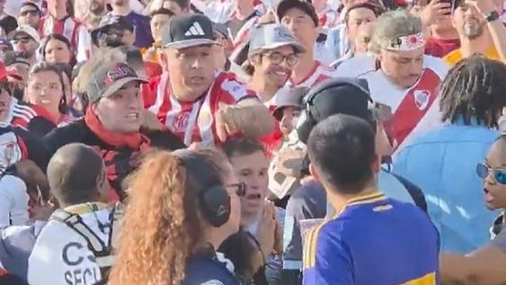 Insólito. Apareció un hincha de Boca con la camiseta Xeneize en el medio de la gente de River en Los Angeles.&nbsp;