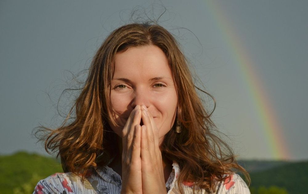 Para la psicología, las personas que practican la gratitud de manera habitual presentan mayor optimismo, mejor salud física y una mayor satisfacción con su vida.