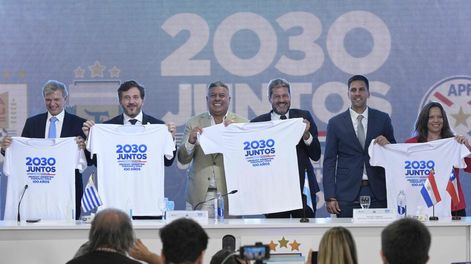 El secretario de Deportes de Uruguay, Sebastián Bauza; el presidente de la Conmebol, Alejandro Domínguez; el presidente de la AFA, Claudio Chiqui Tapia; el ministro de Turismo y Deportes, Matías Lammens; el ministro de Deportes de Paraguay, Diego Galeano Harrison; y la ministra de Deportes de Chile, Alexandra Benado. / AFP