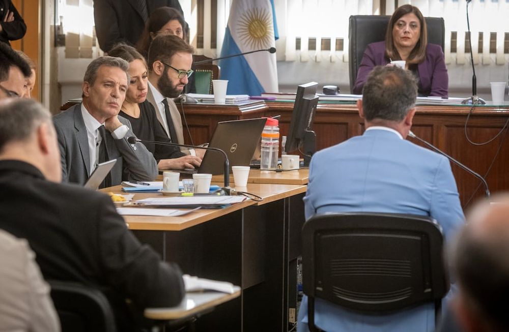 En Tribunales Federales se retoma el juicio contra el magistrado federal Walter Bento, acusado de liderar una banda que cobraba coimas a presos.Declaracion del Abogado Jaime Alba y la atenta mirada del fiscal Dante Vega.Foto: Ignacio Blanco / Los Andes