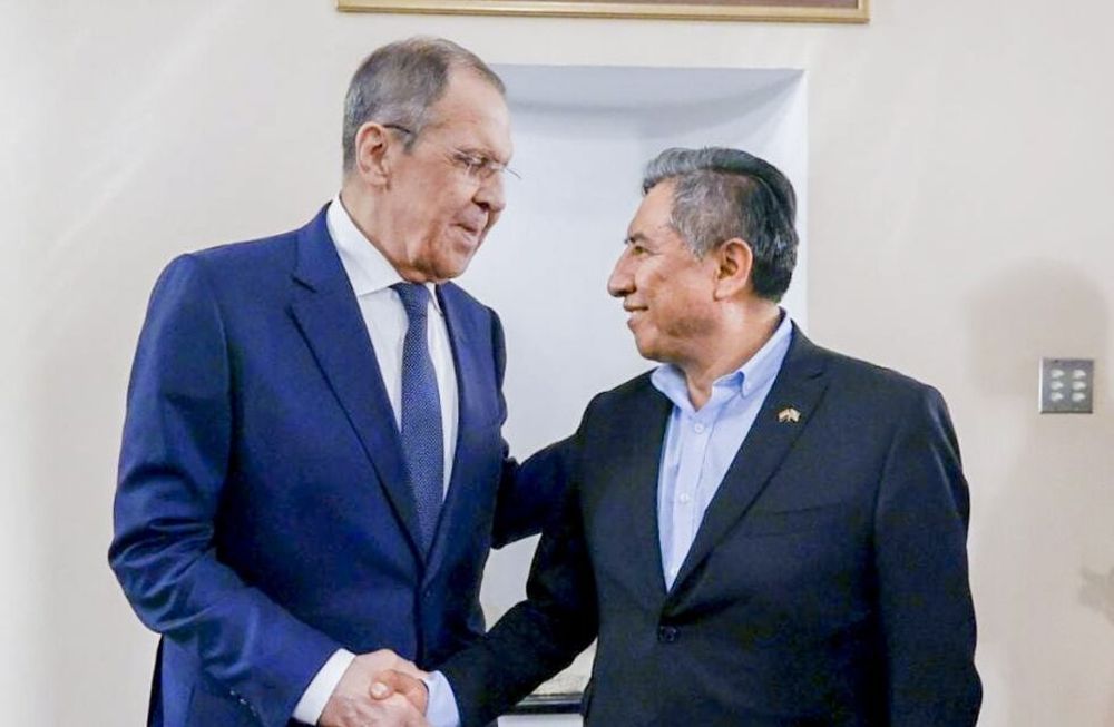 Serguéi Lavrov y Rogelio Mayta, ministros de relaciones exteriores de Rusia y Bolivia respectivamente, durante su encuentro en Venezuela este miércoles 19 de abril de 2023.