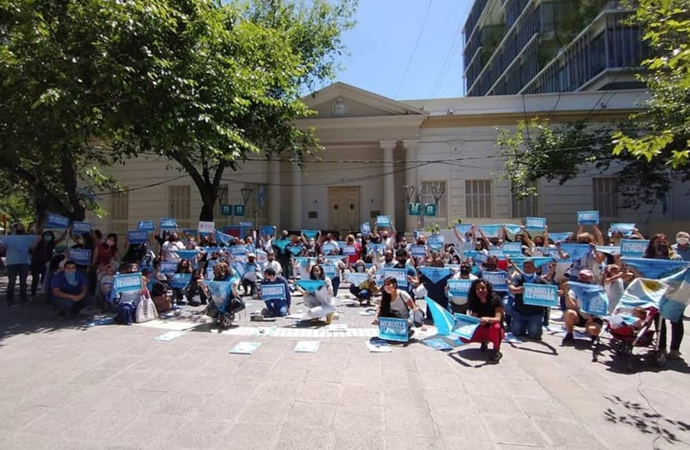 La Unidad Provida Mendoza y otros grupos que trabajan en embarazos vulnerables realizaron ayer un acto en la Peatonal para expresar su postura en contra de la legalización del aborto.