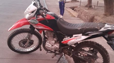 Lo capturaron cuando empujaba la moto que había robado minutos antes en Godoy Cruz. | Foto: Ministerio de Seguridad y Justicia