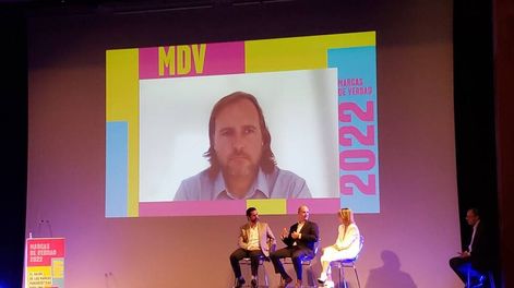 Los Andes | Marcos Christensen, creador y director de la agencia de marketing digital Time For Digital, en pantalla desde Madrid. En el escenario, Gervasio Marques Peña, director comercial de La Nación; Romina Stekar, Directora Comercial en Infobae; y Maximiliano Sas