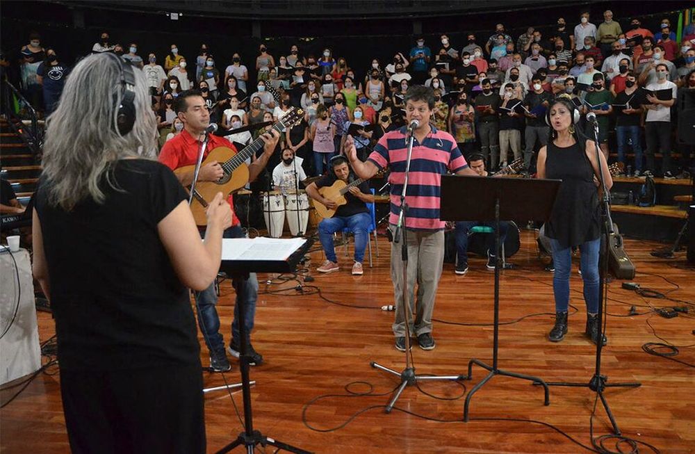 La tradicional ceremonia que abre los actos oficiales de la Vendimia es una experiencia artística con características propias, generada por una amalgama de temas que son el sentimiento puro de la humanidad.