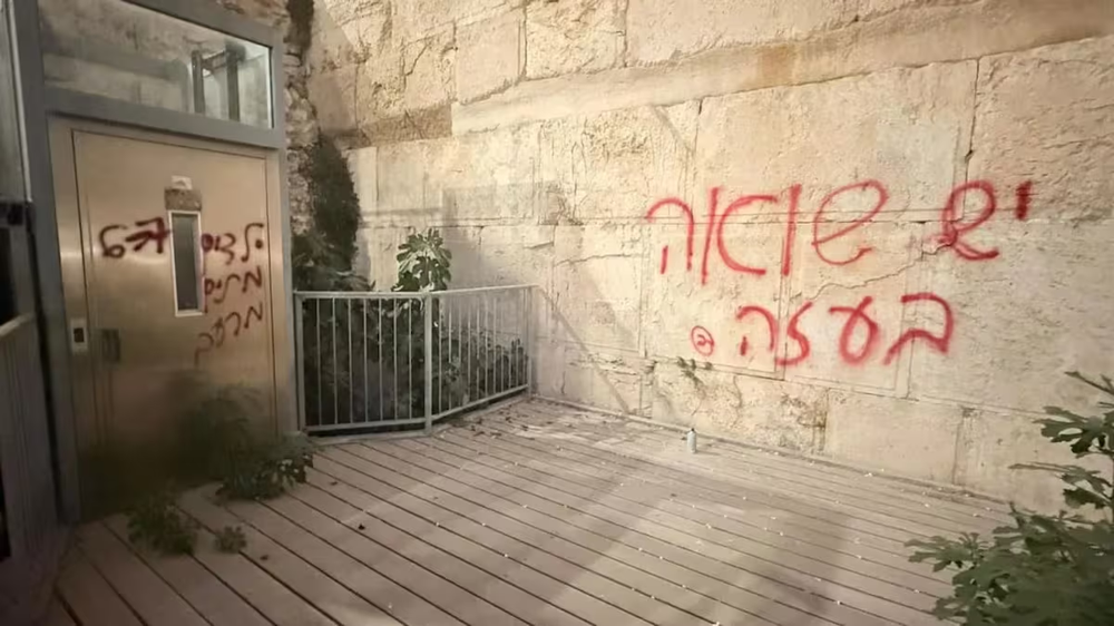 “Hay un Holocausto en Gaza”, pintaron en el Muro de los Lamentos.