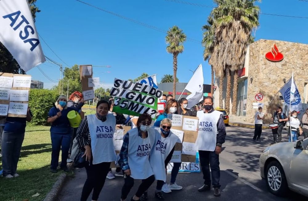 Empleados y empleadas de la Fundación San Andrés hacen paro por demoras en el pago de sueldos.